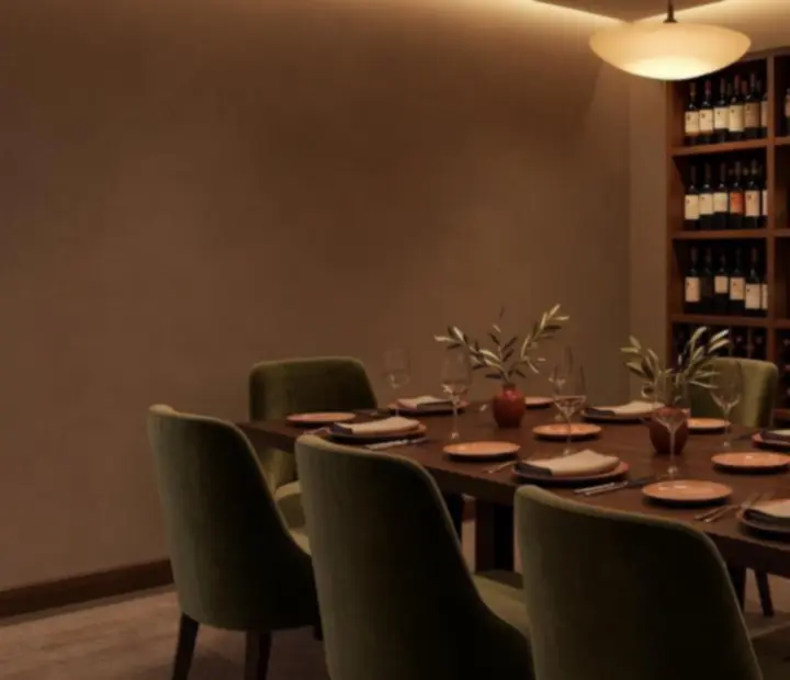 Prywatna sala restauracyjna przygotowana na kolację grupową
