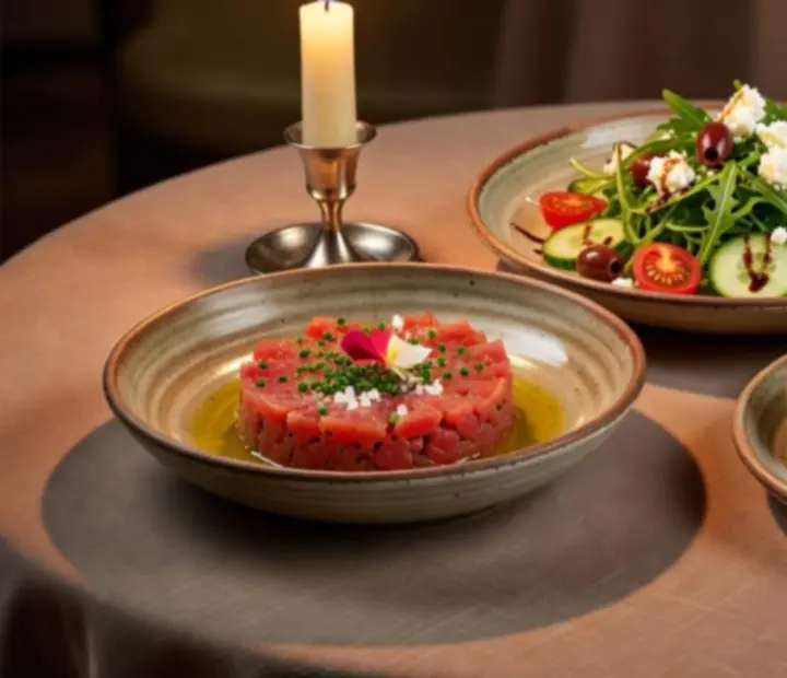 Elegancka kompozycja przystawek do dzielenia na stole w restauracji Wonderstar s. r. o.